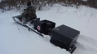 Мототолкач Ураган Тайга после 2-х недельного снегопада. Рыхлый снег в высокой траве с кустами.