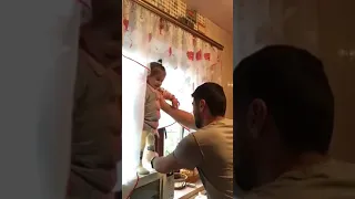 when dad was left alone with the child at home. Когда папа остался один с ребёнком.  Прыжок Софии.