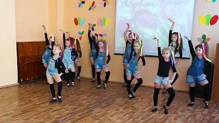 Танец "Пеппи Длинный Чулок". ДЕВЧОНКИ СНОВА ЗАЖГЛИ на концерте в школе 7 марта 2019.
