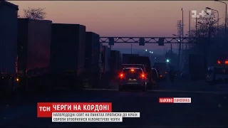 Черги із сотень автівок утворилися на основних пунктах пропуску на кордоні України та Польщі