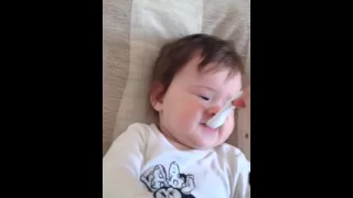 Дитина їсть брокольне пюре. Фу какая гадасть!
