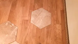 Originální napojení dlažby na dřevěnou podlahu