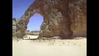 Djanet. L'arche naturelle ou le mammouth géant de Tikoubaouine.