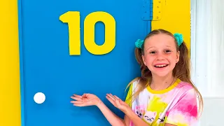 Nastya 10 kapılı büyü mücadelesinin yardımıyla sayıları öğretiyor