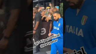 #drake leaving his hotel in nyc and fan tries to get his attention by asking to sign her chest #ovo