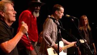 eTown Finale with Delbert McClinton & Robert Finley - Take Me To The River (Live on eTown)