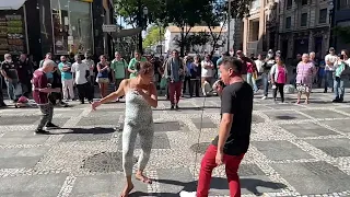 A MORADORA DE RUA ARREBENTOU DANÇANDO 💃 QUANDO O CANTOR ALEMÃO DA PIZADINHA COMEÇOU CANTAR 🎤