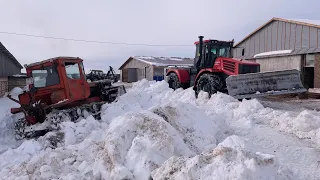 Будни тракториста в колхозе. Бульдозер ДТ 75  и Кировец К-739Ст на уборке снега.