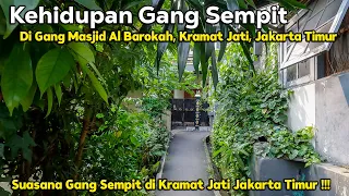 Kehidupan Di Gang Sempit di Gang Masjid Al Barokah, Kramat Jati, Jakarta Timur