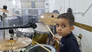 Criança com 5 Anos tocando bateria