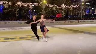 Olympic Gold medalists Meryl Davis & Charlie White perform in Downtown Detroit