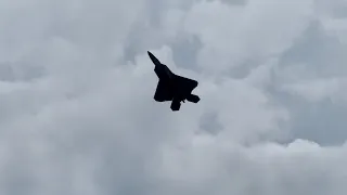 F-22 Flies Backwards for a sec 🤔