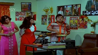 Dwarakish Worshiping The Legend Dr. Rajkumar | Preethi Madu Thamashe Nodu Kannada Movie Scene