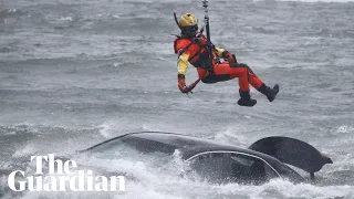 Helicopter lowers rescuer to car at top of Niagara Falls