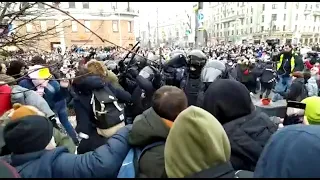 Police arrest anti-Putin protesters in the snow in Moscow | AFP