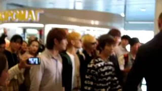 110905 SHINee in Russia - Airport 2