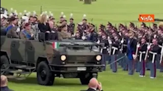 Roma: Festa dell'Esercito, Giorgia Meloni a bordo di un veicolo tattico passa in rassegna le tr...