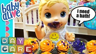 👶Baby Alive Daycare! Liam NEEDS A BATH QUICK! Oh no, he gets into the MESSY cupcakes! 🙉