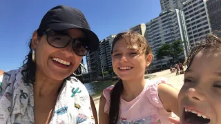 família bela na praia