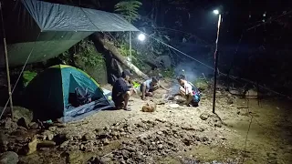 Camping-membangun tenda dan bersantai di pinggir sungai-memasak pepes ikan segar