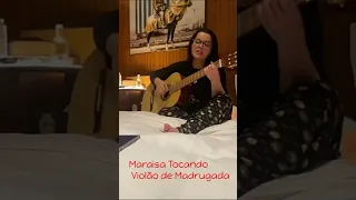 Maraisa Tocando Violão em Live