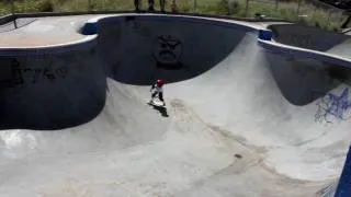 five year old skateboarder clive shredding  the pool
