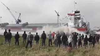 Riesenwellen überraschen Boote und Badegäste