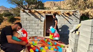 Documentary about the life of the nomadic father of his baby, completing the house