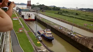 Quan sát cách vận hành của tàu hàng khi qua kênh đào Panama.