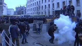 Protest in Kiev erupts in violence as police clash with demonstrators