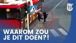 Meisje duwt vriendin onder bus