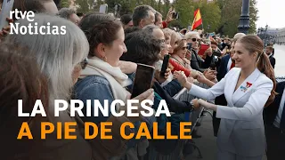 LEONOR: SALUDA junto a los REYES y la INFANTA SOFÍA a los congregados ante el PALACIO REAL | RTVE