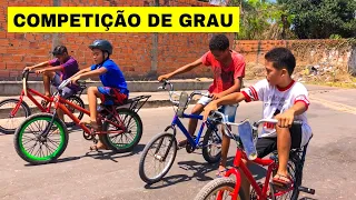 Competição de grau de bike com os amigos