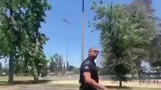 Michael Jordan se disfraza de policía y sorprende unos jugadores.