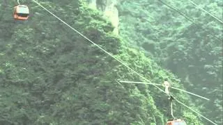 Swiss wire-walker challenges Chinese mountain cableway