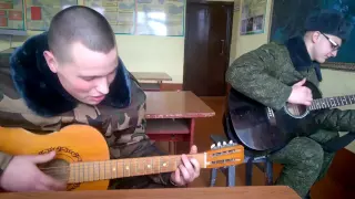 парень играет на гитаре и поет песню В.Цоя -Звезда по имени Солнце .Guy plays the guitar