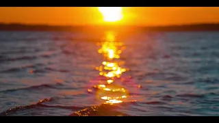 Increíble video de hermoso atardecer en medio del mar sin copyright