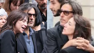 Obsèque Jane Birkin pourquoi Yvan Attal n'était pas avec Charlotte Gainsbourg à l'entrée de l'église