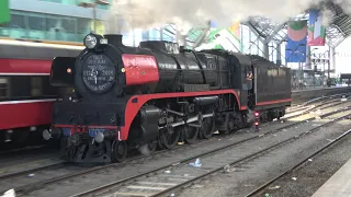 4K 1950s Steam Engine at Southern Cross Station Spencer St Melbourne - Old meets Modern