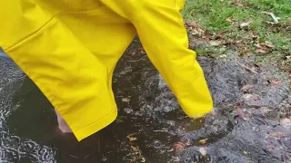 Fast flooding Detroit street, concerned Neighbor has to move car!