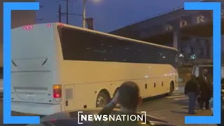 Migrants on bus from Texas arrive in Philadelphia  |  Rush Hour