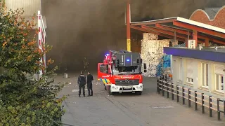 Grote Brand in recyclingsbedrijf in Antwerpen! | Hulpdiensten met spoed onderweg!