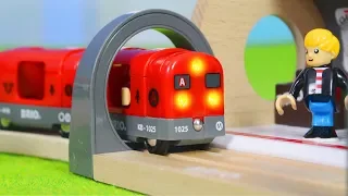 BRIO Zug im Metro Tunnel & Feuerwehrmann + Polizei Züge | Holz Spielsachen für Kinder deutsch
