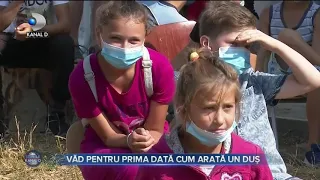 Stirile Kanal D - Romania 2020 | Copiii vad pentru prima oara cum arata un dus! | Editie de pranz