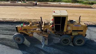 Professional Skill Operator Bulldozer, Motor Grader, Roller Spreading Gravel new Road Construction