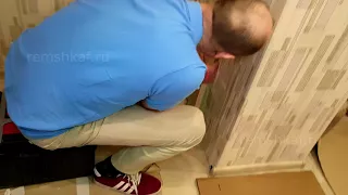 Маскируем щель между встроенным шкафом и стеной обоями