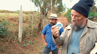 Fazendeiro ajuda Mendigo e olha o que ele Faz