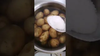 Когда солить картофель в мундире при варке