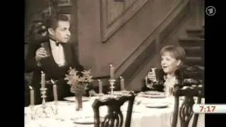 „Dinner for One" Satire  Sarko spielt Butler von Miss Merkel   Wirtschaft