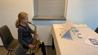 Fiene 9 jaar Starwars op de saxofoon